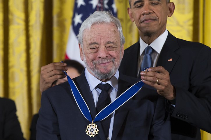 En 2015, Barack Obama avait remis à Stephen Sondheim la médaille présidentielle de la Liberté, la plus haute distinction civile (archives). © KEYSTONE/AP/Evan Vucci
