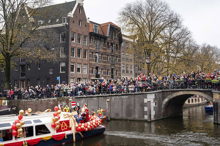 61 passagers testés positifs à Amsterdam (Photo symbolique). © KEYSTONE/EPA/EVERT ELZINGA