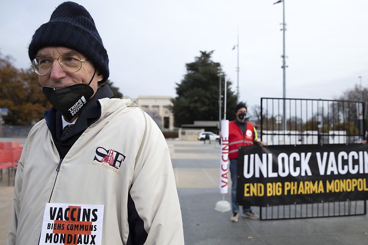 Les ONG et les syndicats ont lancé un appel et manifesté pour une levée des brevets sur les technologies contre le coronavirus à l'Organisation ministérielle du commerce (OMC) à Genève (archives). © KEYSTONE/SALVATORE DI NOLFI