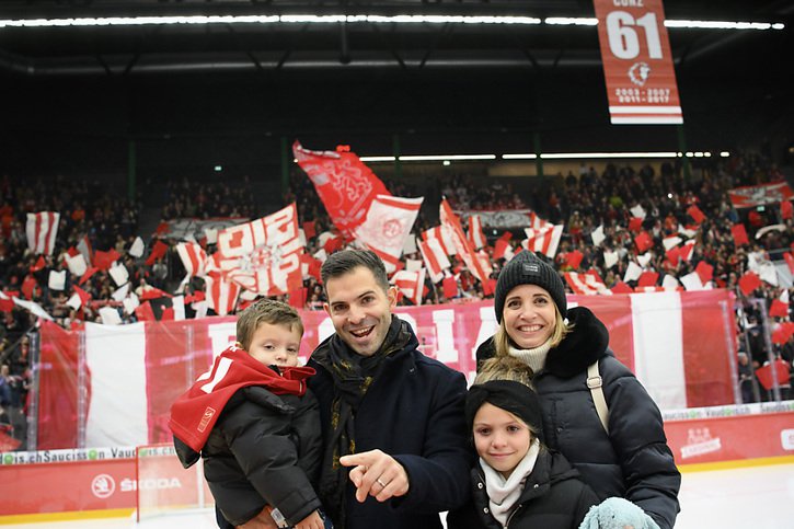Florian Conz - ici avec sa famille - a assisté à la cérémonie du retrait de son maillot no 61 à Lausanne. © KEYSTONE/LAURENT GILLIERON