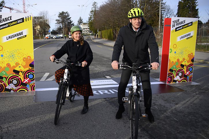 La municipale Emilie Moeschler et le directeur du Tour de France Christian Prudhomme ont franchi à vélo les derniers hectomètres de l'étape lausannoise de la prochaine Grande Boucle. © KEYSTONE/LAURENT GILLIERON