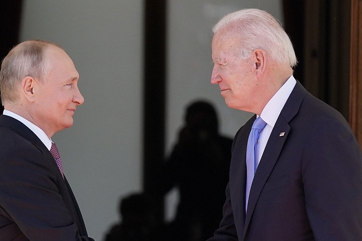 Les présidents Joe Biden et Vladimir Poutine ont échangé durant plus de deux heures par vidéoconférence (Archives). © KEYSTONE/AP/Patrick Semansky