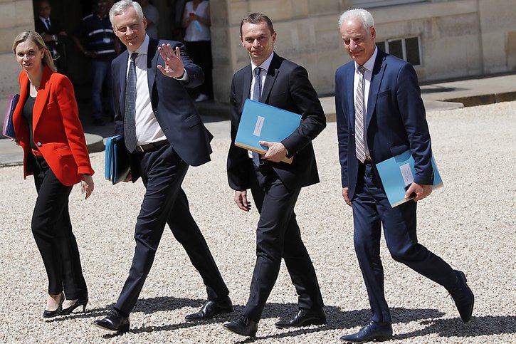 Deuxième depuis la droite, Alain Griset, en tant que ministre des PME, était rattaché au Ministère de l'Economie dirigé par Bruno Le Maire, à sa droite. © KEYSTONE/AP/FRANCOIS MORI