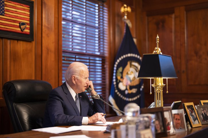 Joe Biden au téléphone jeudi soir avec Vladimir Poutine: les deux dirigeants tentent la désescalade autour de l'Ukraine. © KEYSTONE/AP/Adam Schultz