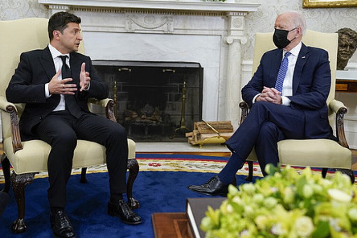 Le président américain Joe Biden et son homologue ukrainien Volodymyr Zelensky se sont appelés dimanche (archives, dans le Bureau ovale). © Keystone/AP/Evan Vucci