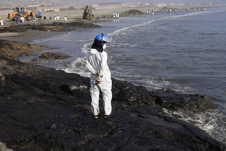 La marée noire déclenchée sur les côtes péruviennes à la suite de l'éruption est désormais "sous contrôle", selon les autorités. © KEYSTONE/AP/Martin Mejia