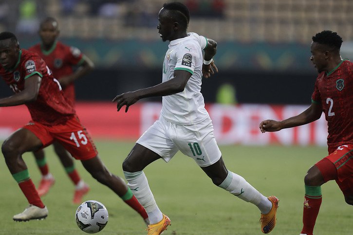 Le Sénégal de Sadio Mané (au centre) s'est qualifié sans gloire pour les 8es de finale de la CAN © KEYSTONE/AP/Sunday Alamba