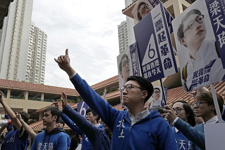 Edward Leung, au centre sur l'image ci-dessus, a été une figure de proue du mouvement indépendantiste Hong Kong Indigenous (archives). © KEYSTONE/AP/Vincent Yu