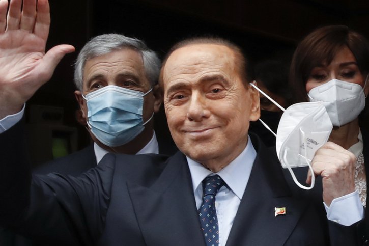 Silvio Berlusconi a assuré qu'il avait les voix nécessaires mais que dans un esprit de "responsabilité nationale", il avait demandé à ses soutiens de retirer son nom. © KEYSTONE/AP/Alessandra Tarantino