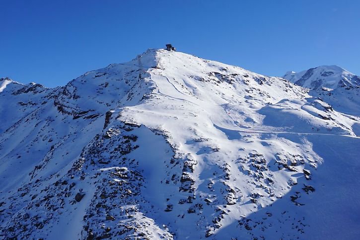 Gravement blessé, le skieur a succombé à ses blessures sur les lieux de l’accident à Zermatt. © Police cantonale Valais