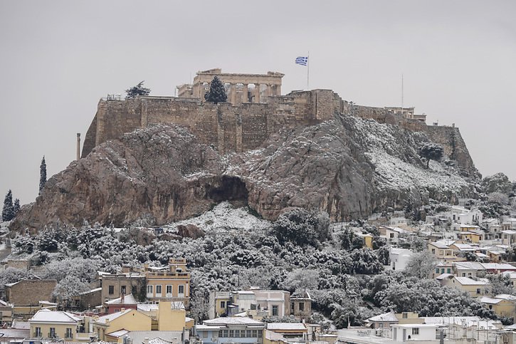 L'acropole d'Athènes s'est retrouvée sous la neige lundi, un fait exceptionnel pour la capitale grecque. © KEYSTONE/AP/Thanassis Stavrakis