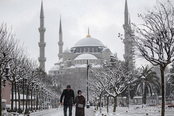 A Istanbul, l'aéroport a dû être fermé en raison de la neige. En photo, la Mosquée bleue. © KEYSTONE/EPA/ERDEM SAHIN