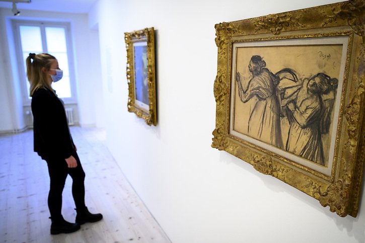 Parmi une centaine d'oeuvres et d'éditions originales, le Musée d'art de Pully présente un fusain d'Edgar Degas, "Les Blanchisseuses" dans le cadre de l'exposition "La Belle Epoque de l'Art nouveau. Au temps de Bonnard et Mucha". © KEYSTONE/LAURENT GILLIERON