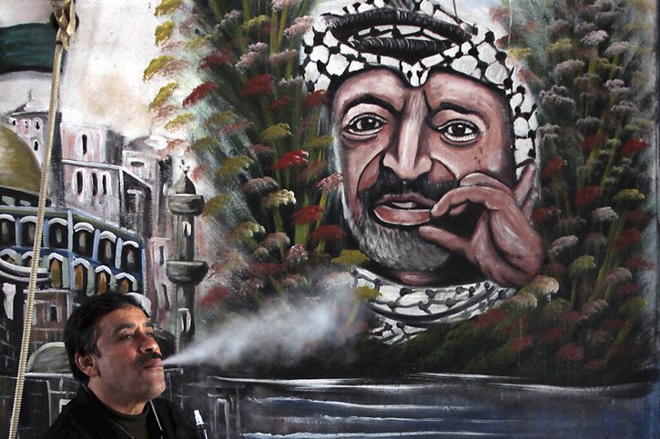 Les images de Yasser Arafat sont encore un peu partout en Palestine. Mais certaines caricatures rassemblées au musée qui porte son nom à Ramallah ont été jugées irrespectueuses et enlevées.. © KEYSTONE/AP/MOHAMMED BALLAS