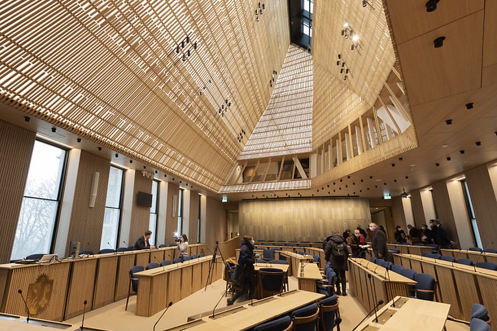 A Genève, le Parlement rénové et transformé est prêt à accueillir les députés après trois ans et demi de travaux. Dès jeudi, le Grand Conseil siégera en hémicycle dans une salle plus lumineuse. © KEYSTONE/SALVATORE DI NOLFI