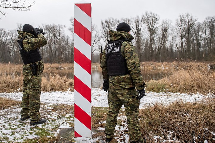 Patrouille polonaise à la frontière avec le Bélarus. © KEYSTONE/EPA/Wojtek Jargilo
