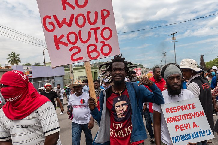 Dans la capitale haïtienne Port-au-Prince, les manifestants ont scandé pendant plus de trois heures des slogans hostiles au gouvernement en place et aux forces de l'ordre, accusés de passivité face aux bandes armées. © KEYSTONE/EPA/Johnson Sabin