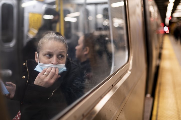 Vingt-trois personnes ont été blessées, dont dix par balles, mardi dans le métro de New York. © KEYSTONE/AP/John Minchillo
