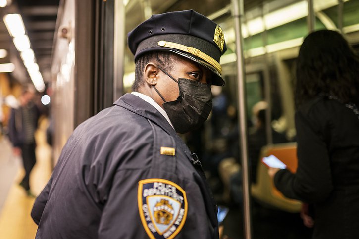 Un policier new-yorkais patrouille dans le métro au lendemain de l'attaque. © KEYSTONE/AP/John Minchillo