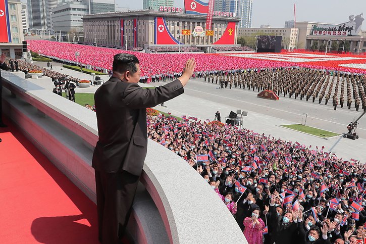 Cette annonce de la Corée du Nord intervient deux jours après que le pays a célébré le 110e anniversaire de son dirigeant fondateur, le grand-père de Kim, Kim Il Sung (archives). © KEYSTONE/EPA/KCNA