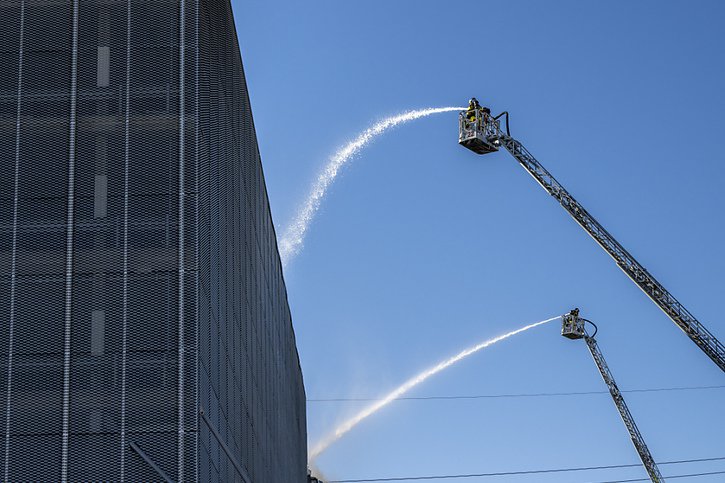 En fin d'après-midi, l'incendie n'était pas encore maîtrisé. © KEYSTONE/MARTIAL TREZZINI