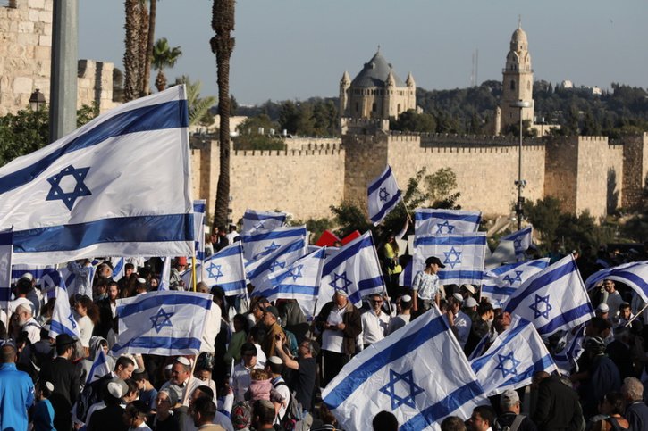 Plus d'un millier de manifestants arborant des drapeaux israéliens se sont rassemblés en début de soirée. © Keystone/EPA/ABIR SULTAN