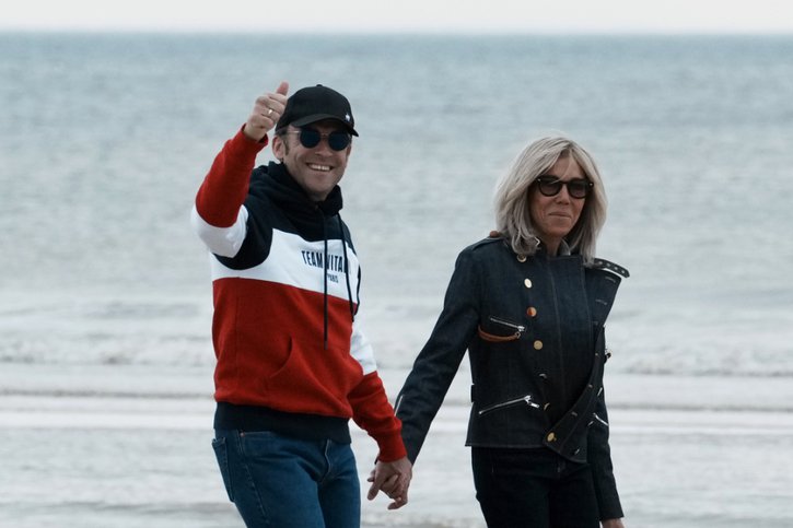 Emmanuel Macron et son épouse Brigitte se sont promenés pendant une heure et demie sur la plage du Touquet. © KEYSTONE/AP/Thibault Camus
