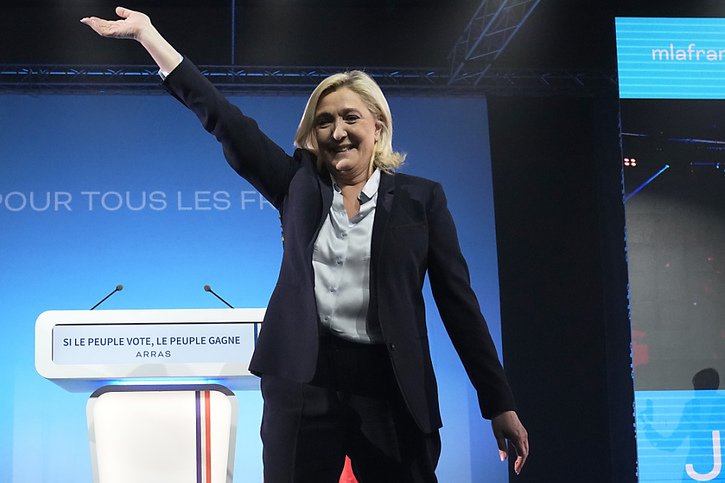 Marine Le Pen serait, en cas d'élection à la présidence française, la première femme à occuper ce poste. Mais ses chances apparaissent assez minces face à Emmanuel Macron. © KEYSTONE/AP/Michel Euler