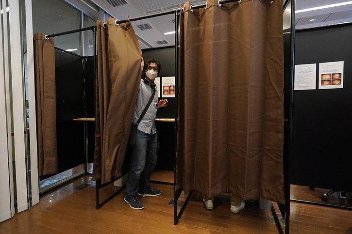 Les Français ont jusqu'à 19h00, voire 20h00 dans les grandes villes, pour voter. © KEYSTONE/EPA/FRANCK ROBICHON