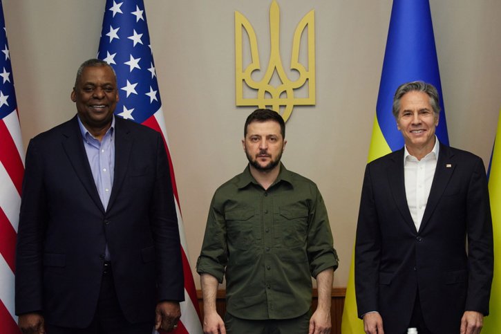 Le chef du Pentagone Lloyd Austin (à gauche) et le secrétaire d'Etat américain Antony Blinken (à droite) ont rencontré dimanche le président ukrainien Volodymyr Zelensky. © KEYSTONE/EPA/UKRAINIAN PRESIDENTIAL PRESS SERVICE HANDOUT