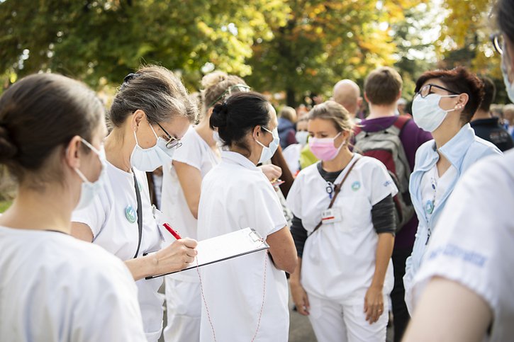La Journée internationale des soins infirmiers est l'occasion pour la profession de porter à nouveau dans la rue ses revendications pour de meilleures conditions de travail (archives). © KEYSTONE/ENNIO LEANZA