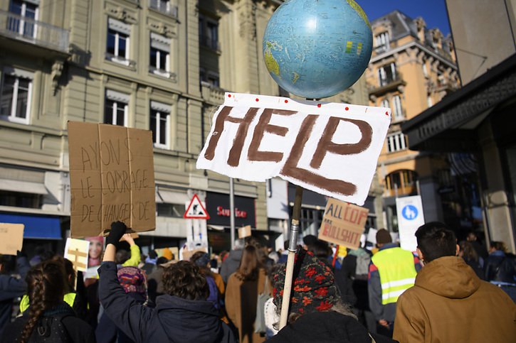 Une pancarte lors d'une manifestation pour le climat à Lausanne. Si toute la population mondiale vivait comme la Suisse, il faudrait trois planètes (image d'illustration). © KEYSTONE/LAURENT GILLIERON