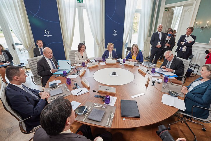 A l'occasion d'une réunion en Allemagne du G7, les sept puissances les plus riches de la planète, l'UE a annoncé qu'elle allait porter son financement de l'effort militaire ukrainien "à 2 milliards d'euros au total" en ajoutant 500 millions d'euros. © KEYSTONE/EPA/Georg Wendt / POOL