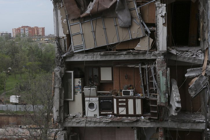 A Marioupol, les restes d'un appartement dans un immeuble éventré. © KEYSTONE/AP