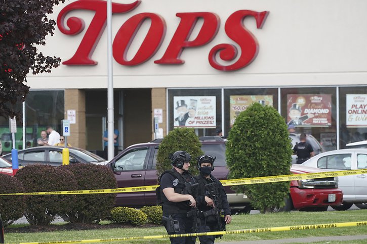 La police a bouclé les alentours du supermarché où a eu lieu la fusillade. © KEYSTONE/AP/Derek Gee