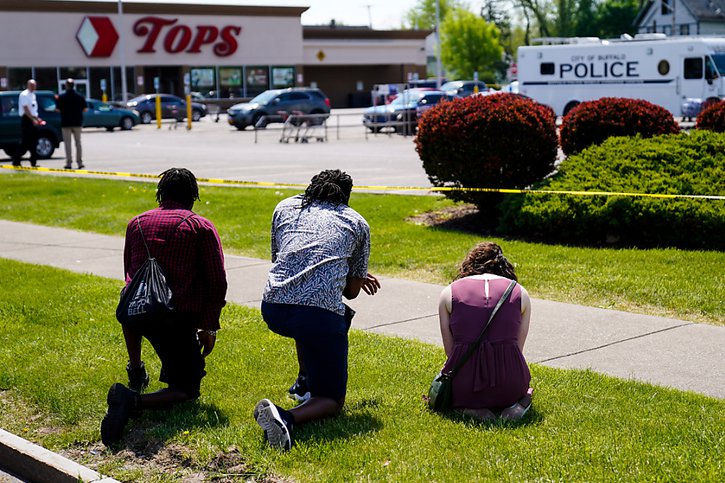 Plusieurs personnes se sont rendues devant le supermarché où la fusillade a eu lieu pour rendre hommage aux victimes. © KEYSTONE/AP/Matt Rourke