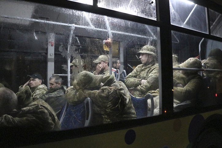 "On a réussi à sauver les civils, les blessés graves ont reçu de l'aide nécessaire, on a réussi à les évacuer en vue d'un échange ultérieur", a déclaré le commandant ukrainien Denys Prokopenko. © KEYSTONE/AP