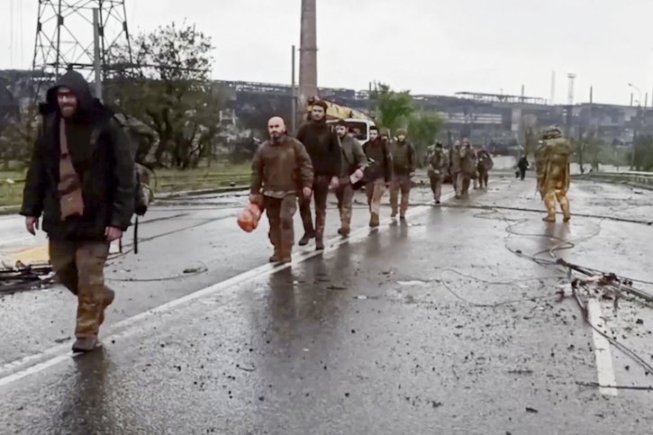 Les combattants d'Azovstal quittent l'aciérie. © KEYSTONE/AP