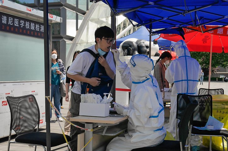 Plus de 13'000 habitants du complexe résidentiel Nanxinyuan, dans le sud-est de Pékin, bien que testés négatifs au virus, ont été transportés vers des hôtels d'isolement. (photo symbolique) © KEYSTONE/EPA/MARK R. CRISTINO
