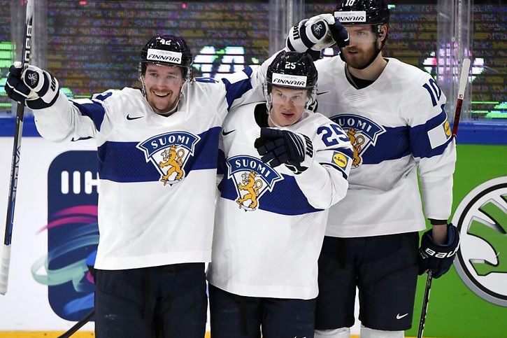Rajala (au centre) et la Finlande ont dominé l'Autriche 3-0 samedi © KEYSTONE/AP/Jussi Nukari
