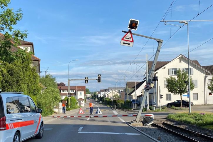Un conducteur de tracteur sous l'emprise de l'alcool a percuté une barrière de chemin de fer ouverte à Münchwilen (TG). © Police TG
