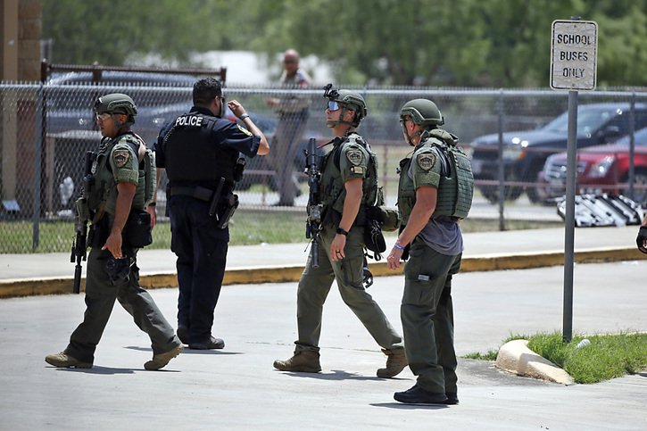 Les forces de l'ordre sur les lieux de la fusillade à l'école primaire Robb. © KEYSTONE/AP/Dario Lopez-Mills