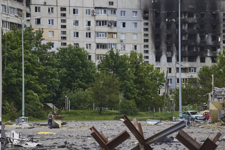 Les nouveaux bombardements russes sur Kharkiv, deuxième ville d'Ukraine, ont tué neuf civils, a indiqué jeudi le gouverneur régional Oleg Sinegoubov sur Telegram. © KEYSTONE/EPA/SERGEY KOZLOV