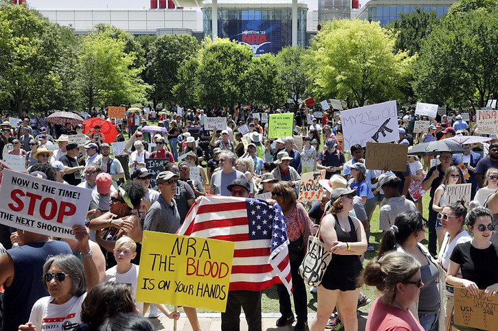 Des manifestants appelant à l'interdiction des fusils d'assaut se sont réunis à l'extérieur du bâtiment où la NRA tient son congrès. © KEYSTONE/AP/Michael Wyke