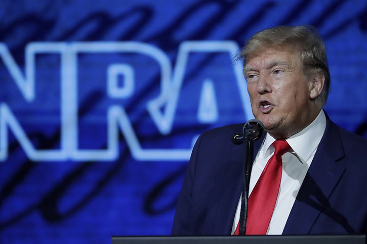 A la convention annuelle de du premier lobby américain des armes, Donald Trump a réaffirmé son attachement aux armes, qui permettent selon lui de faire face au "mal". © KEYSTONE/AP/Michael Wyke