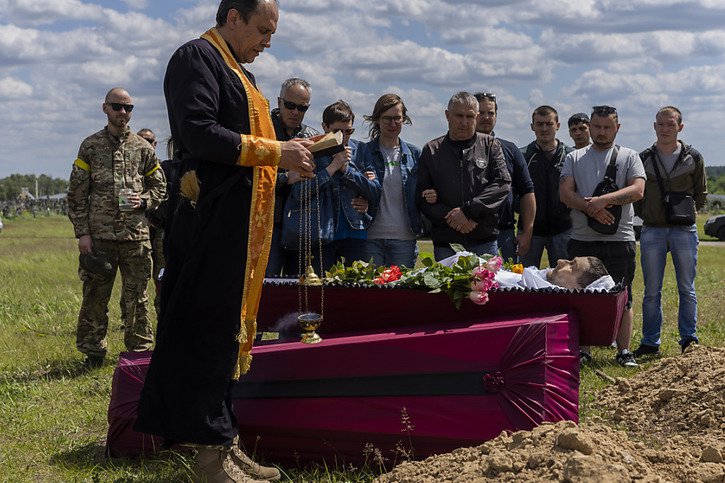 Famille et proches assistent aux funérailles d'un soldat ukrainien vendredi au cimetière de Kharkiv. © KEYSTONE/AP/Bernat Armangue