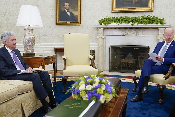 La réunion entre Jerome Powell et Joe Biden s'est déroulée dans le bureau ovale. © KEYSTONE/AP/Evan Vucci