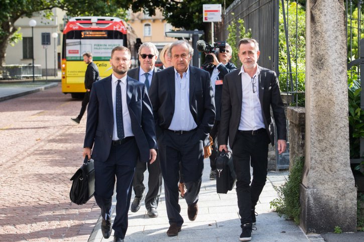 Michel Platini entouré de ses avocats. © Keystone