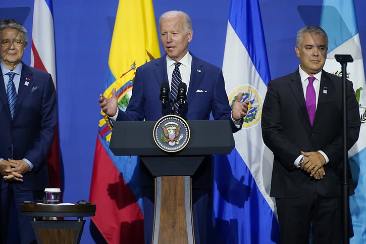 Le président américain Joe Biden (centre), en compagnie des présidents équatorien Guillermo Lasso (à gauche) et colombien Ivan Duque, lors d'un rencontre sur la migration lors du Sommet des Amériques. Il s'est terminé par la signature de la "Déclaration de Los Angeles" par une vingtaine de pays. © KEYSTONE/AP/Evan Vucci