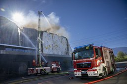Important incendie dans la zone industrielle de Satigny (GE)